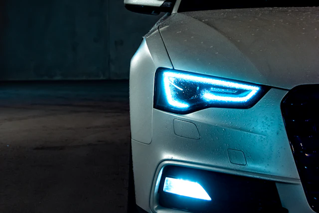 Reflektor LED białego samochodu w ciemności